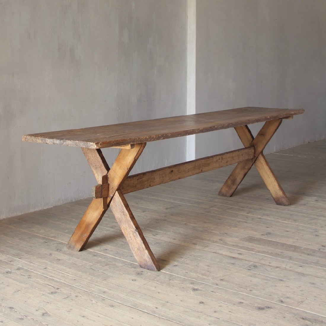 An X-frame vendange table
