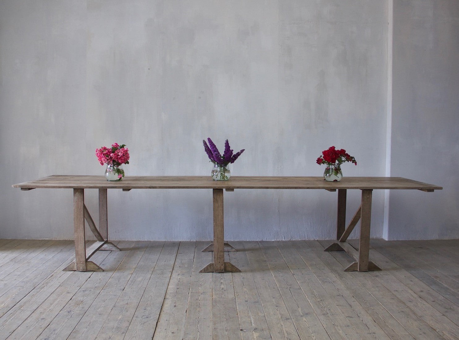 A large chestnut vendange table