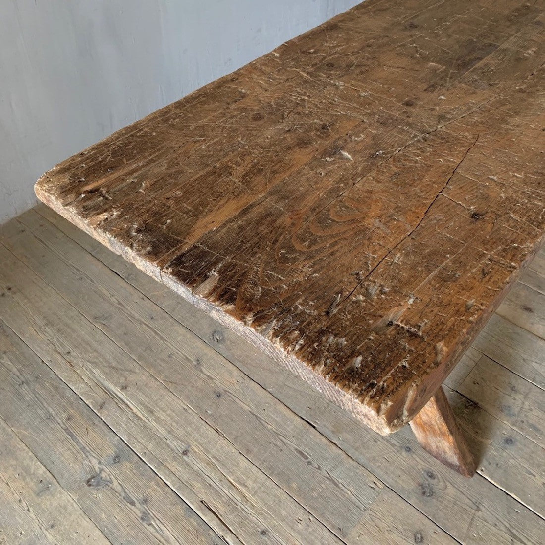 An X-frame vendange table