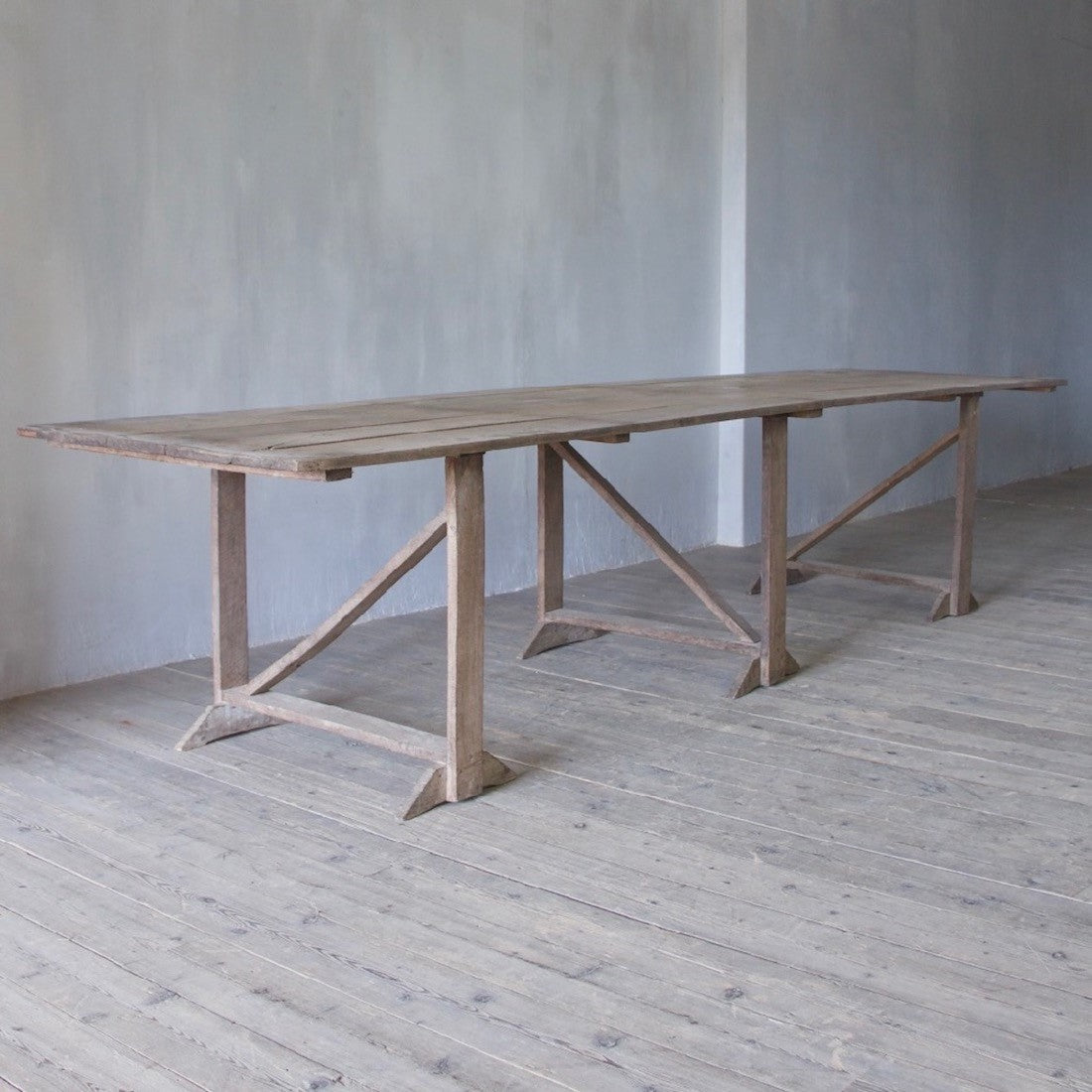 A large chestnut vendange table