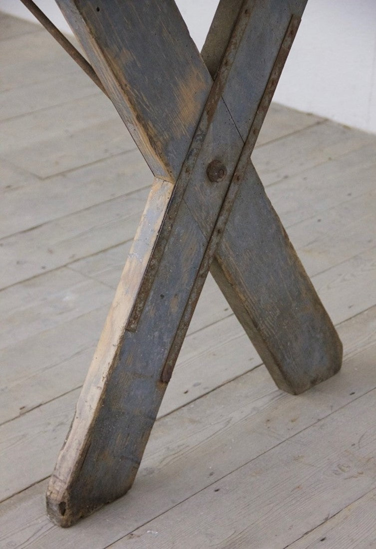 An X-frame trestle table
