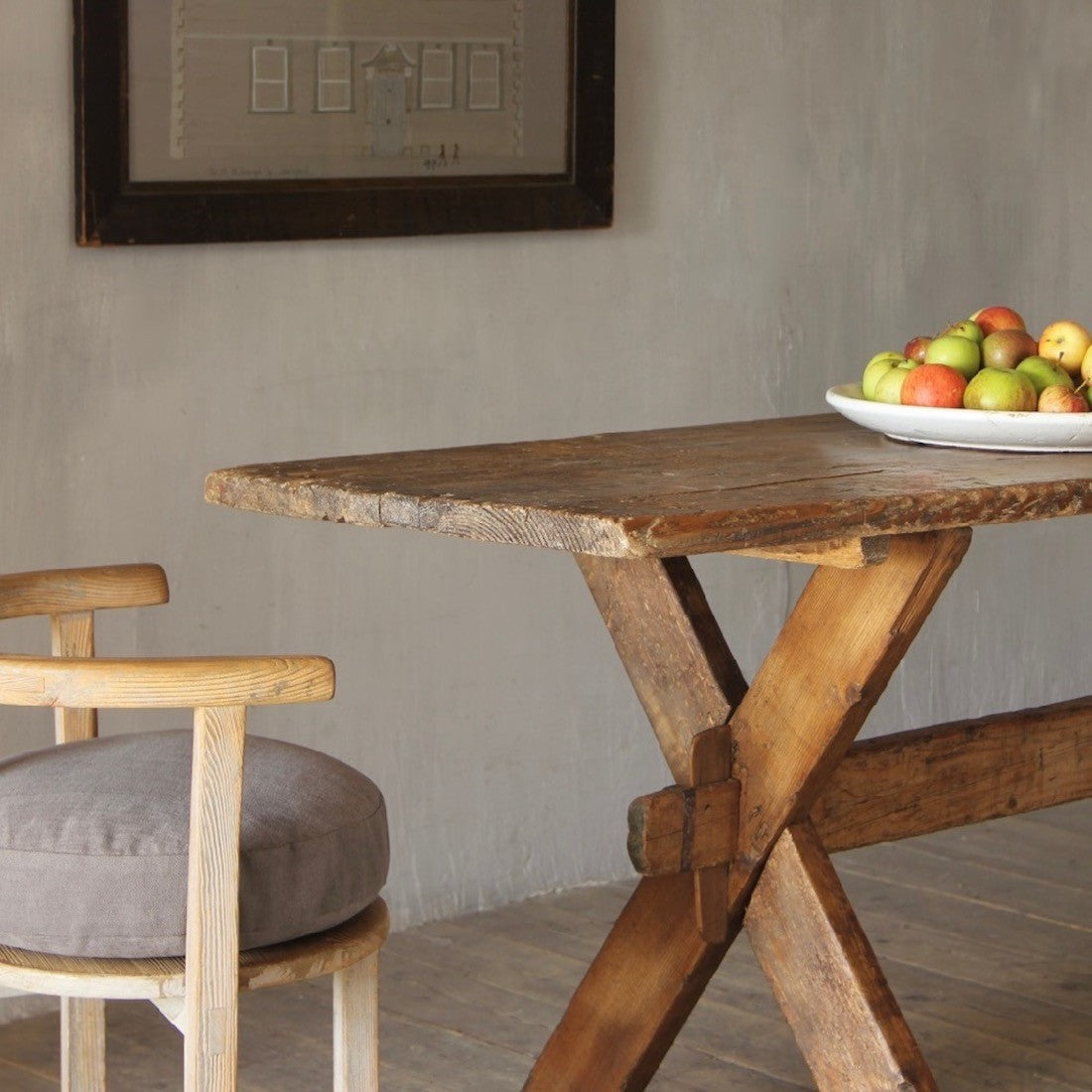 An X-frame vendange table