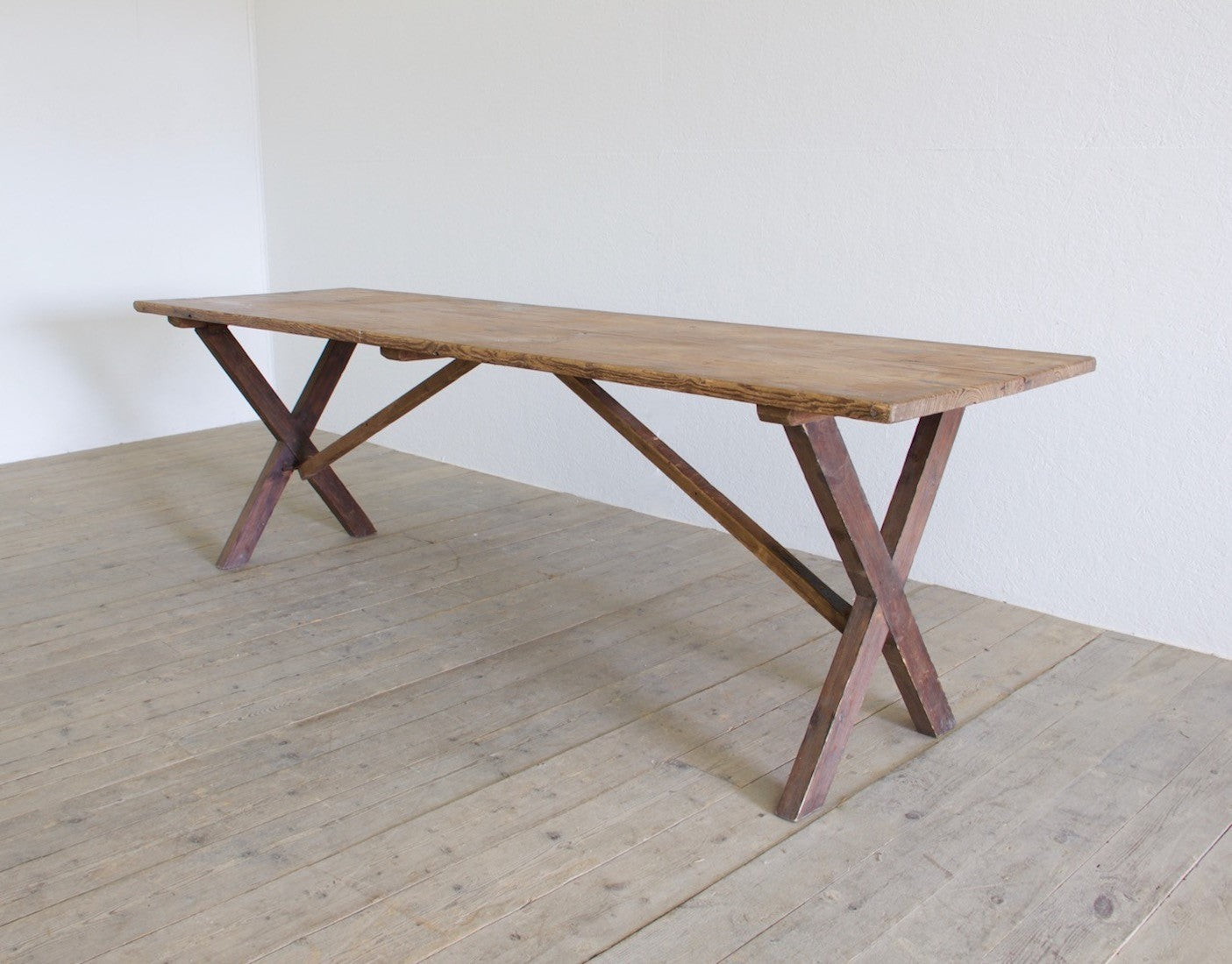 An early C20th X-frame table