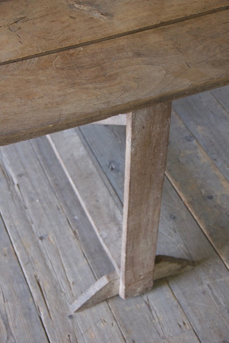 A large chestnut vendange table