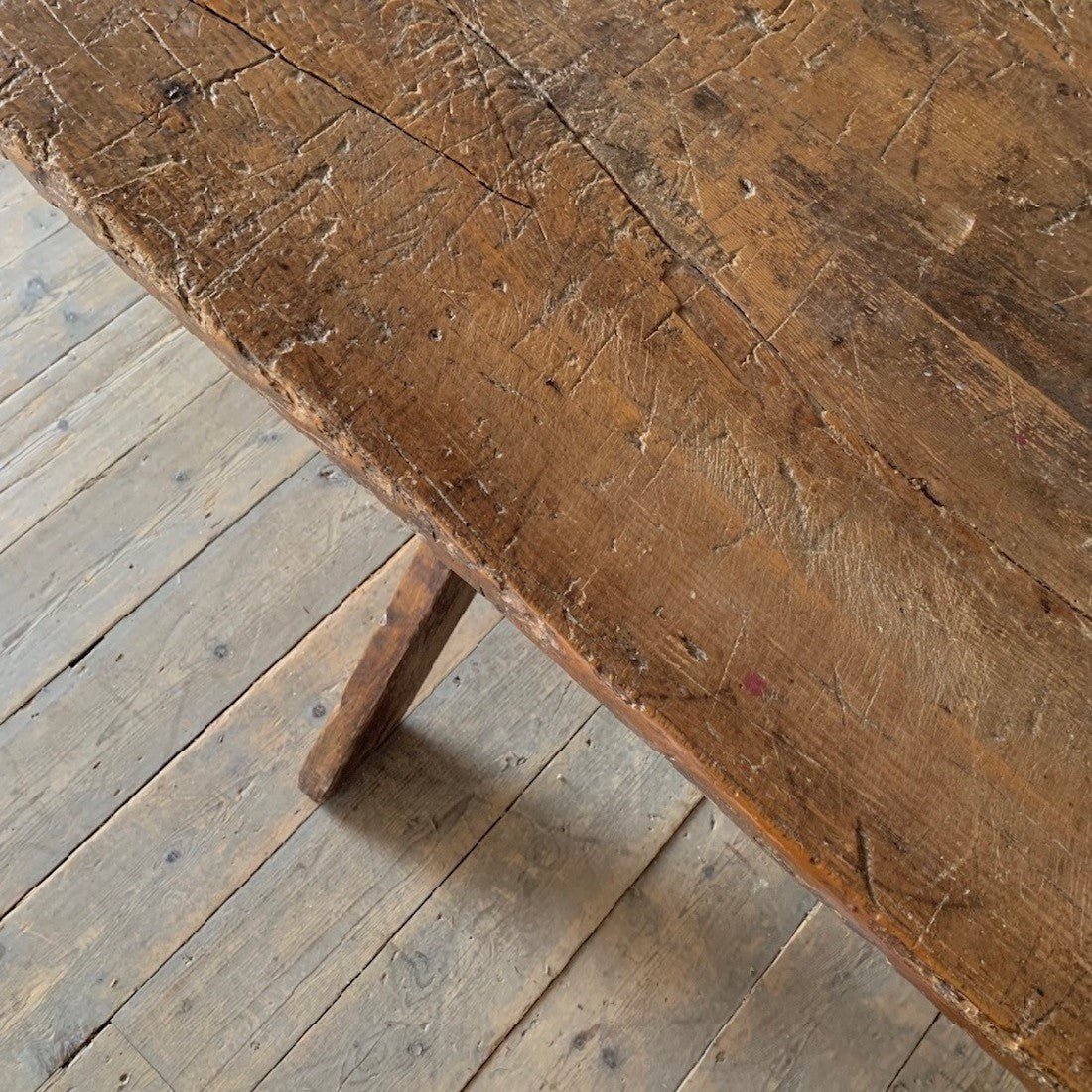 An X-frame vendange table