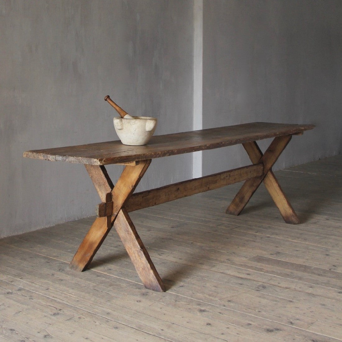 An X-frame vendange table