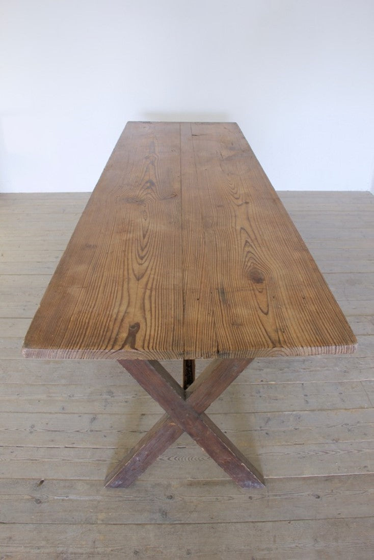 An early C20th X-frame table