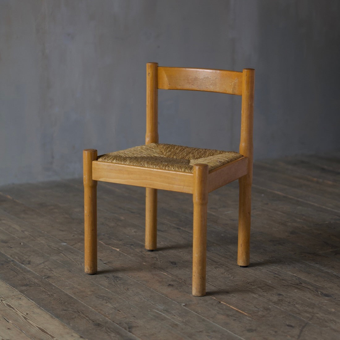 A set of eight Carimate single chairs