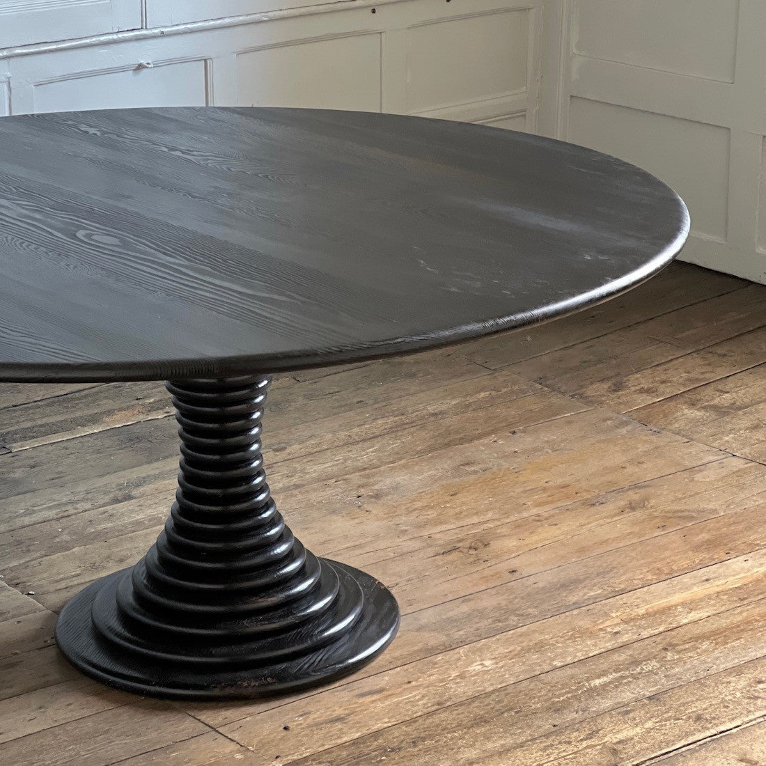 The socle table