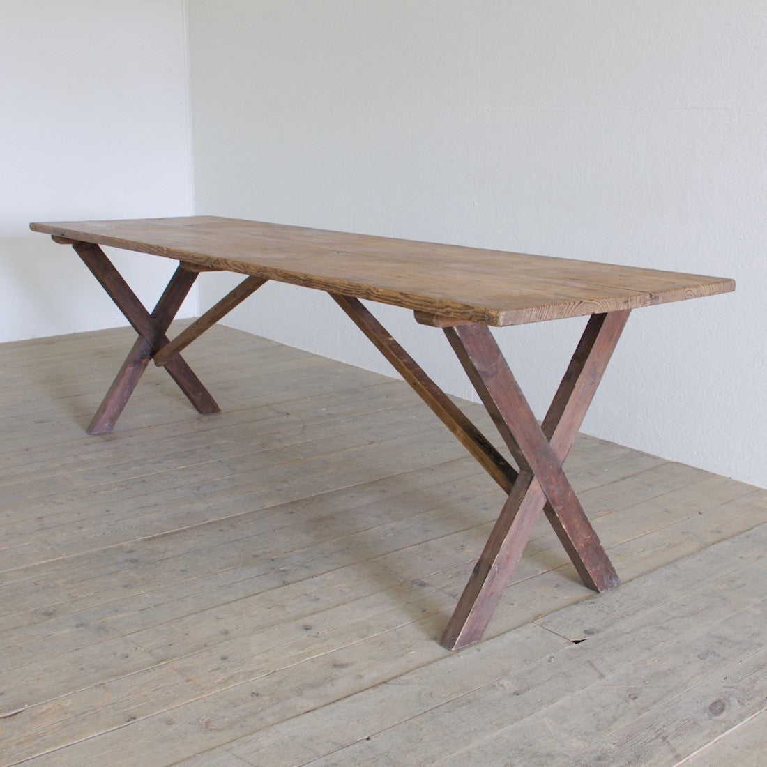 An early C20th X-frame table