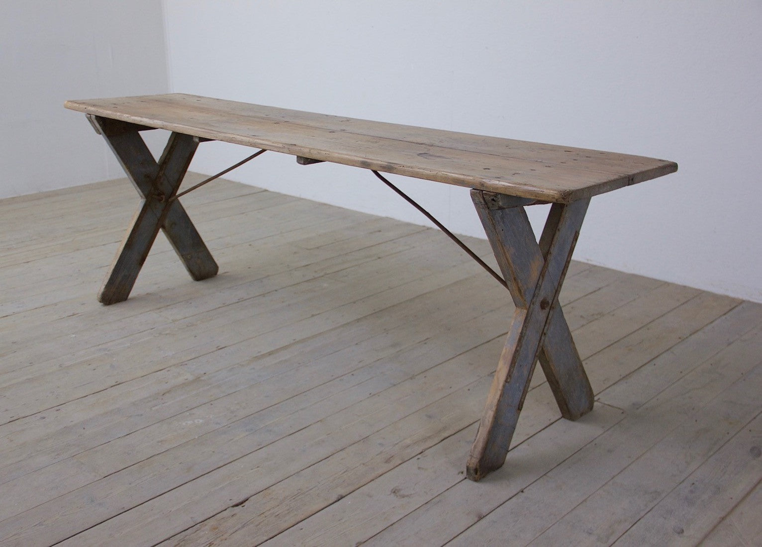 An X-frame trestle table