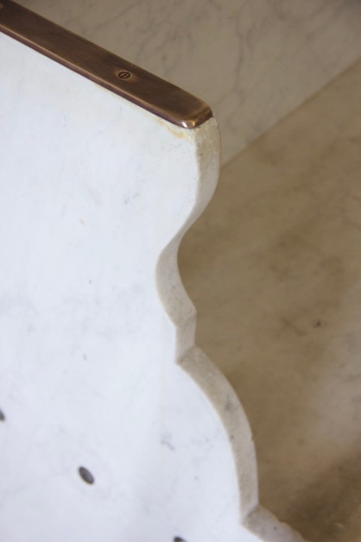 A Carrara marble bench