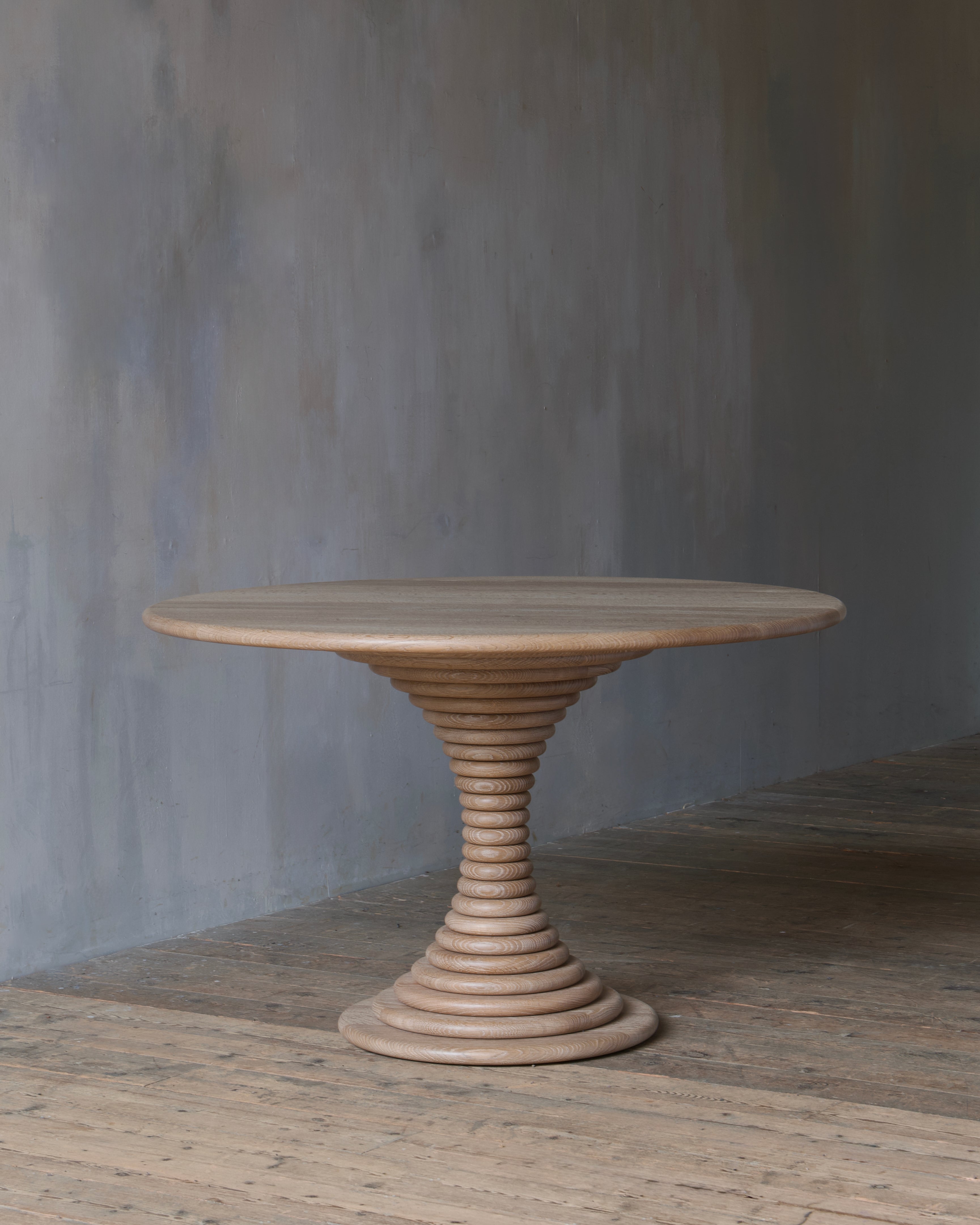 The socle table