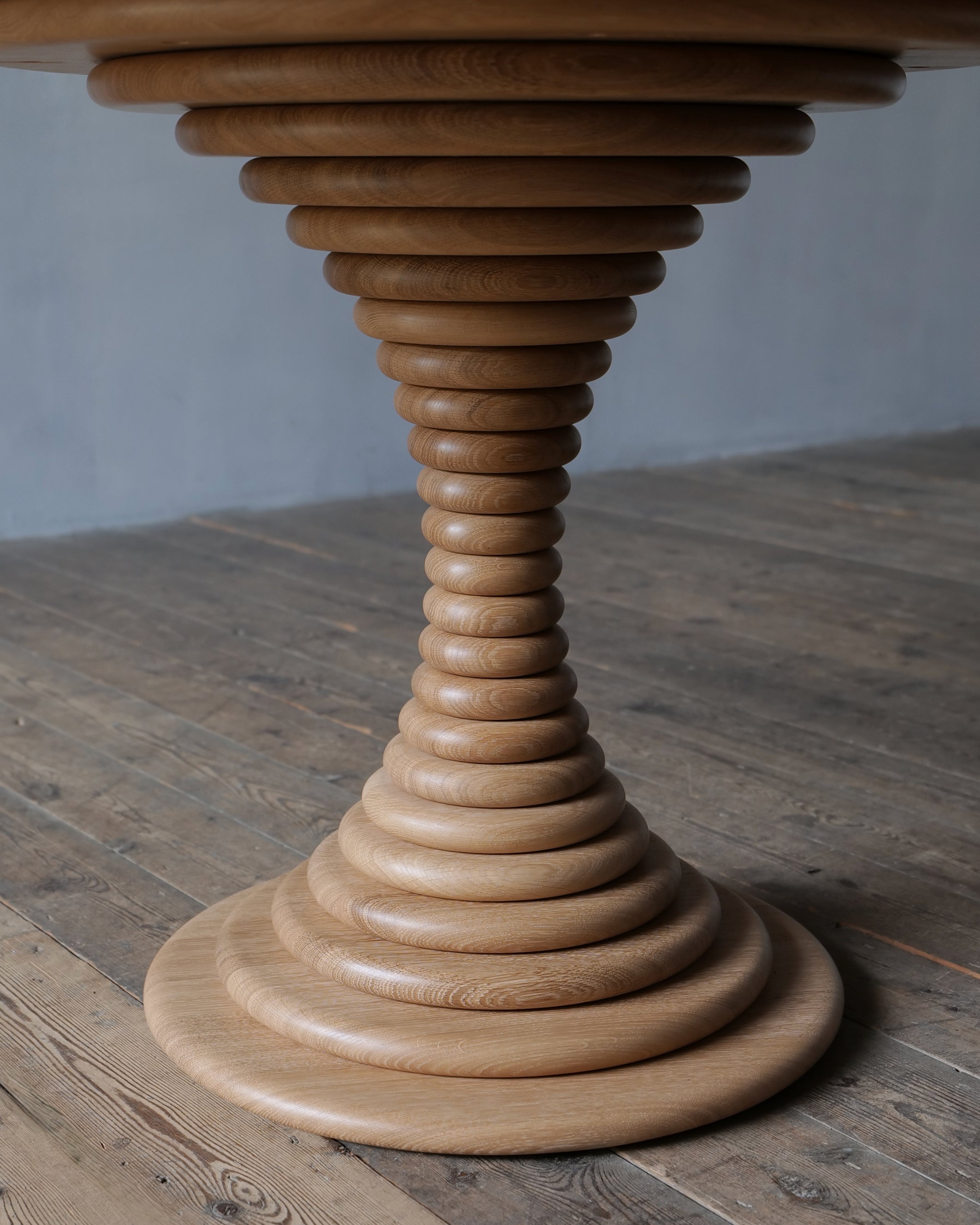 The socle table