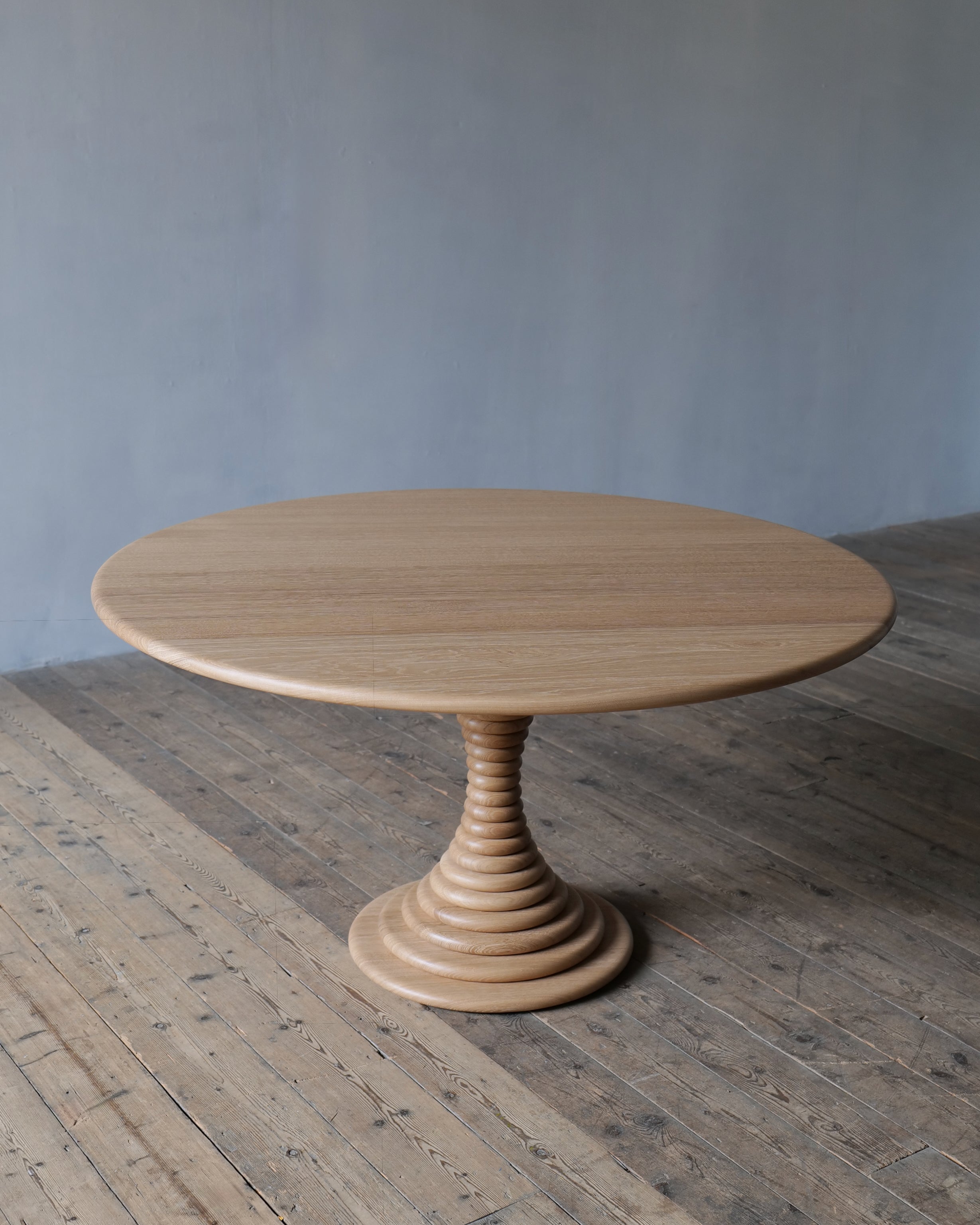 The socle table