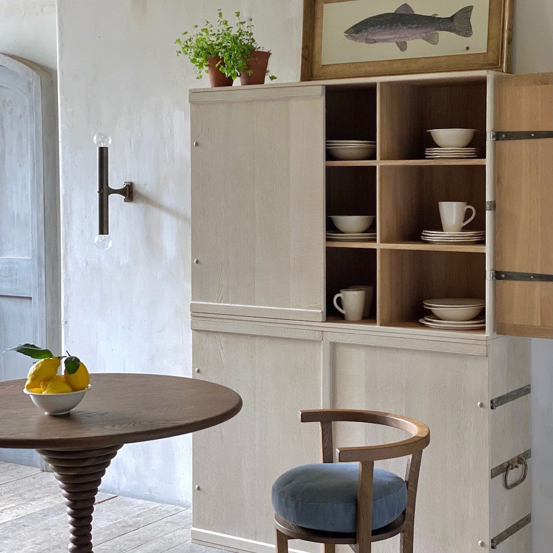 The socle table