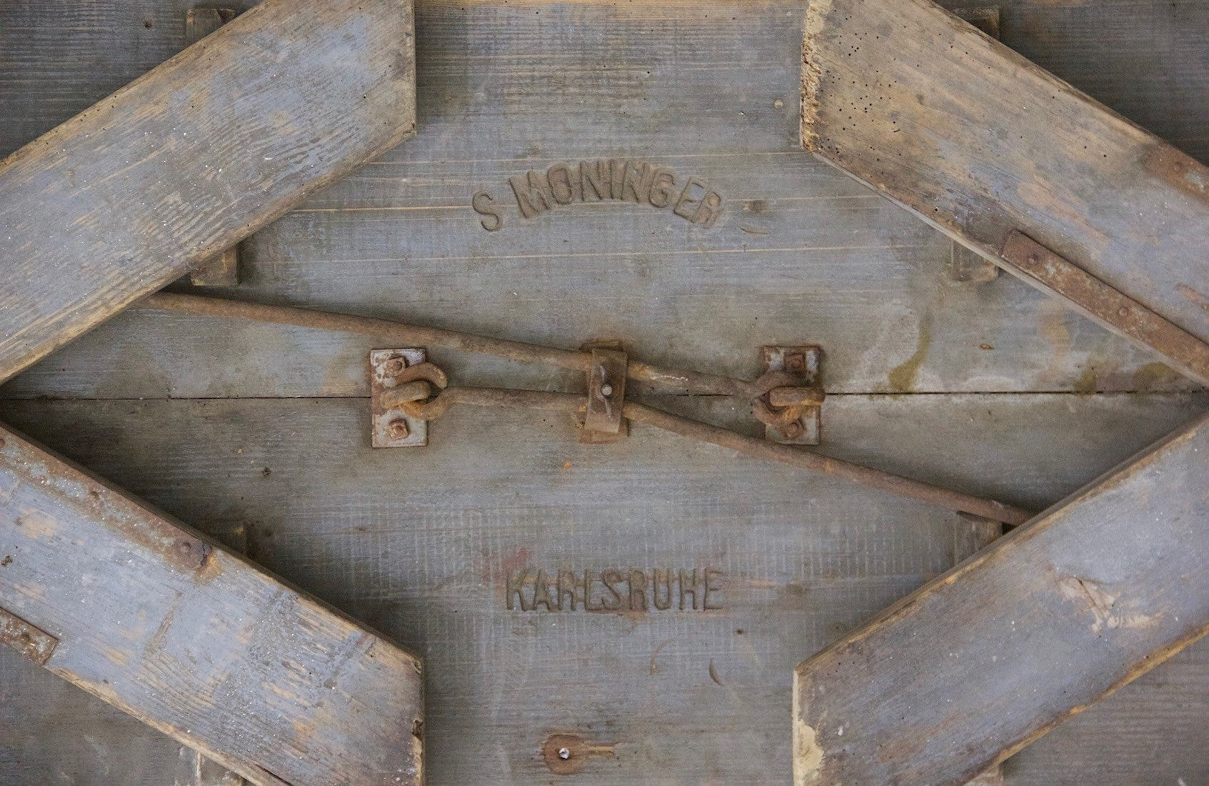 An X-frame trestle table