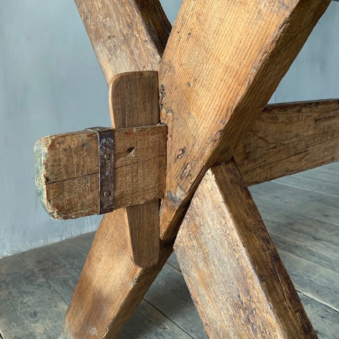 An X-frame vendange table