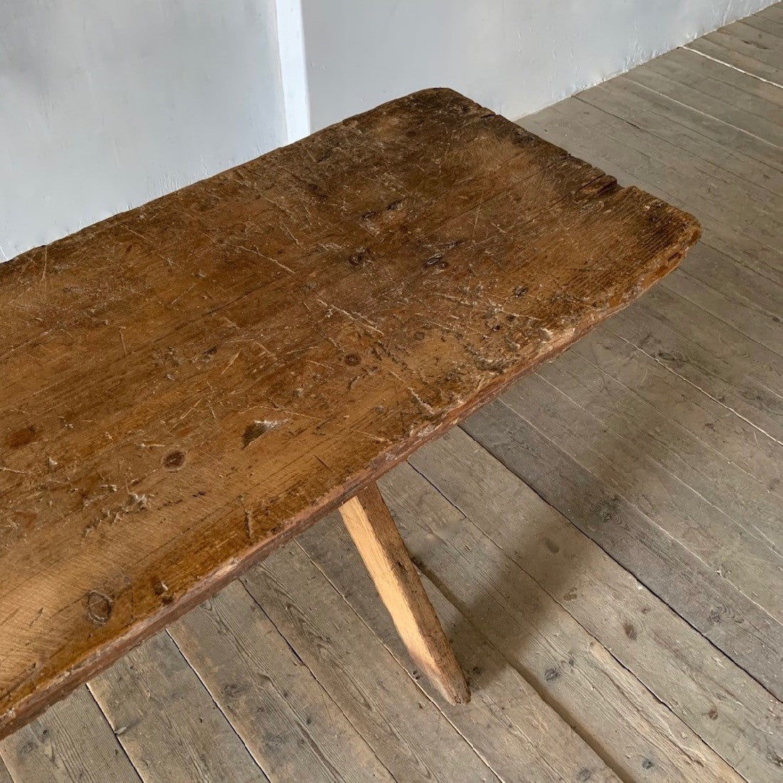 An X-frame vendange table